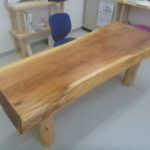 徳島県那賀町の杉一枚板の机