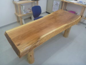 徳島県那賀町の杉一枚板の机