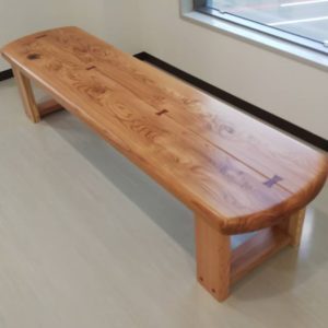 エレベーターホールなど共有スペースでほっこり♪木頭杉のベンチ