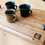 ヨンロッパさんでコーヒータイム♪ 雰囲気のある木頭杉のトレー