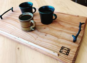 ヨンロッパさんでコーヒータイム♪ 雰囲気のある木頭杉のトレー