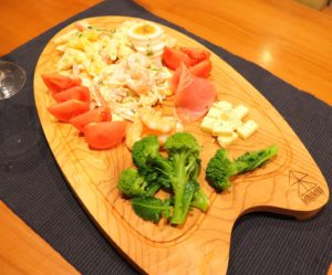 ウッドプレートに盛り付けて自分のご機嫌とり️(^^)