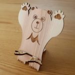お土産に最適な木頭杉のスマホスタンド　熊と魚のKUMA×Fish