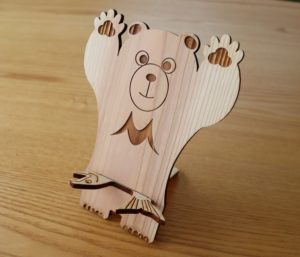 お土産に最適な木頭杉のスマホスタンド　熊と魚のKUMA×Fish