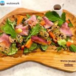 ハンバーグレストランWUTO-WURKさん 四国の形をした杉のプレート