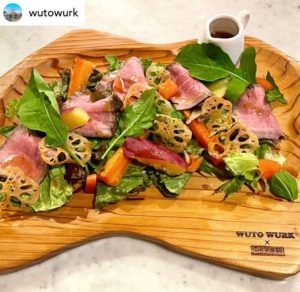 ハンバーグレストランWUTO-WURKさん 四国の形をした杉のプレート