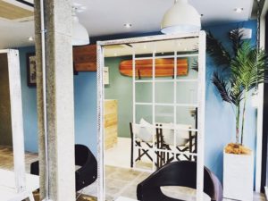 ウッドサーフボード『アライア』美容院でオシャレにディスプレイ