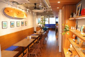 ハワイアンカフェでインテリア用の特注サーフボードを製作