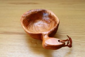 クセがすごいけど意外とフィットする杉のスープカップ