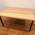 スチールの脚がかわいいオークのダイニングテーブル