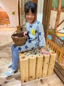 木頭杉の小径木で「レジンウッドのベンチ」＠那賀町山のおもちゃ美術館